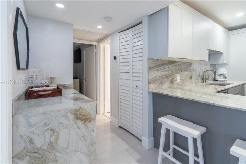 Condo in Miami Beach, Florida, 2 bedrooms  № 2153071 - photo 12