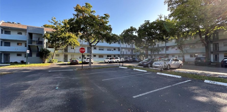 Condominio en Tamarac, Florida, 2 dormitorios № 1141345