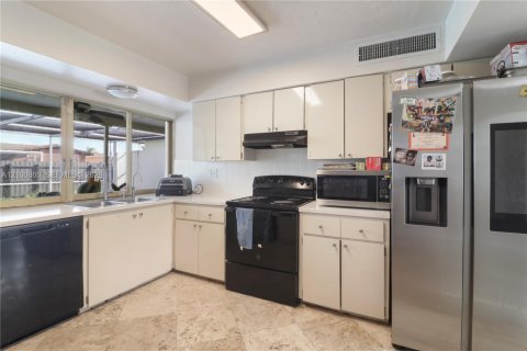House in Miramar, Florida 3 bedrooms, 160.16 sq.m. № 2409054 - photo 13