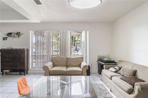 House in Miramar, Florida 3 bedrooms, 160.16 sq.m. № 2409054 - photo 12