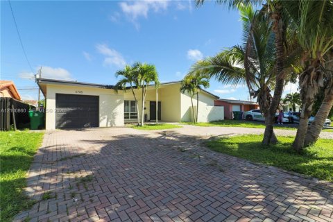 House in Miramar, Florida 3 bedrooms, 160.16 sq.m. № 2409054