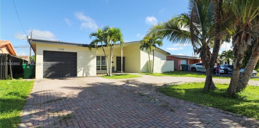 House in Miramar, Florida 3 bedrooms, 160.16 sq.m. № 2409054