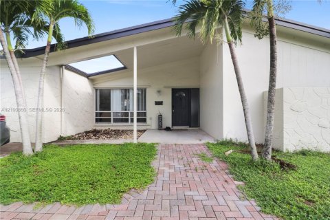 House in Miramar, Florida 3 bedrooms, 160.16 sq.m. № 2409054 - photo 3