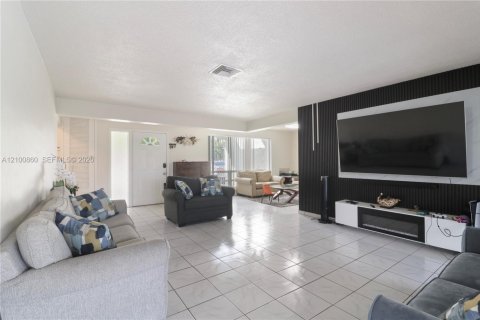 House in Miramar, Florida 3 bedrooms, 160.16 sq.m. № 2409054 - photo 9