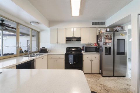 House in Miramar, Florida 3 bedrooms, 160.16 sq.m. № 2409054 - photo 15