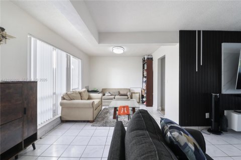House in Miramar, Florida 3 bedrooms, 160.16 sq.m. № 2409054 - photo 11