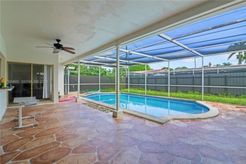 House in Miramar, Florida 3 bedrooms, 160.16 sq.m. № 2409054 - photo 30