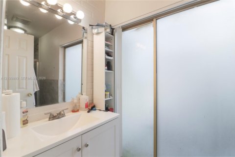 House in Miramar, Florida 3 bedrooms, 160.16 sq.m. № 2409054 - photo 22