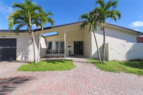 House in Miramar, Florida 3 bedrooms, 160.16 sq.m. № 2409054 - photo 2