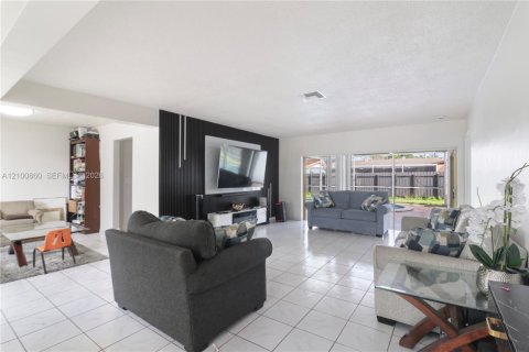 House in Miramar, Florida 3 bedrooms, 160.16 sq.m. № 2409054 - photo 6