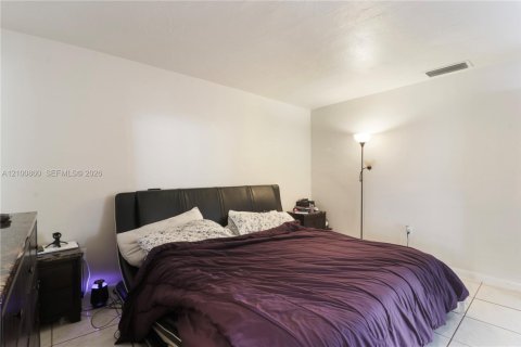 House in Miramar, Florida 3 bedrooms, 160.16 sq.m. № 2409054 - photo 21