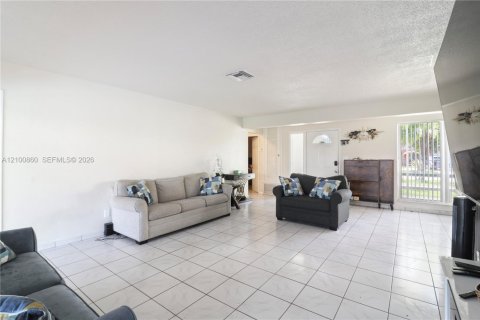 House in Miramar, Florida 3 bedrooms, 160.16 sq.m. № 2409054 - photo 8