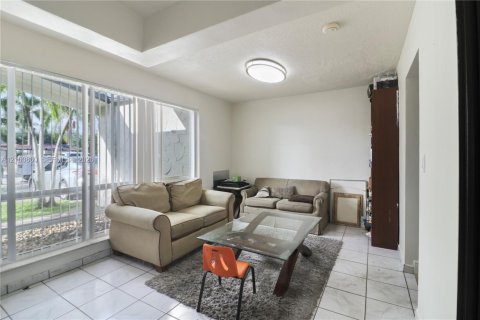 House in Miramar, Florida 3 bedrooms, 160.16 sq.m. № 2409054 - photo 10