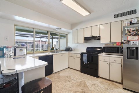 House in Miramar, Florida 3 bedrooms, 160.16 sq.m. № 2409054 - photo 16