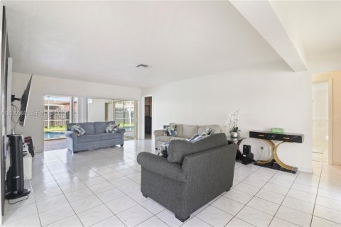 House in Miramar, Florida 3 bedrooms, 160.16 sq.m. № 2409054 - photo 7