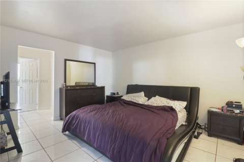 House in Miramar, Florida 3 bedrooms, 160.16 sq.m. № 2409054 - photo 20