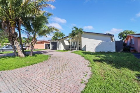 House in Miramar, Florida 3 bedrooms, 160.16 sq.m. № 2409054 - photo 4