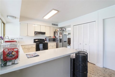 House in Miramar, Florida 3 bedrooms, 160.16 sq.m. № 2409054 - photo 14