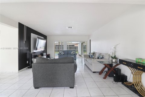 House in Miramar, Florida 3 bedrooms, 160.16 sq.m. № 2409054 - photo 5