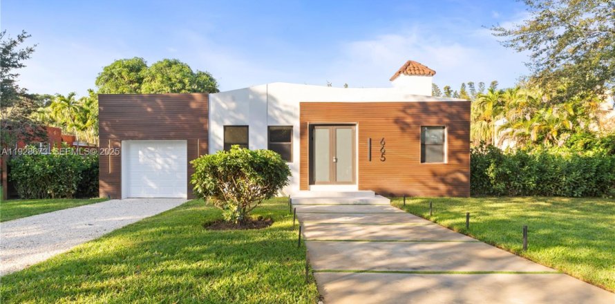 House in Biscayne Park, Florida 4 bedrooms, 228.54 sq.m. № 1987182