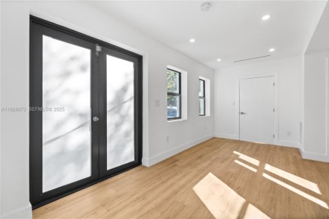 House in Biscayne Park, Florida 4 bedrooms, 228.54 sq.m. № 1987182 - photo 4