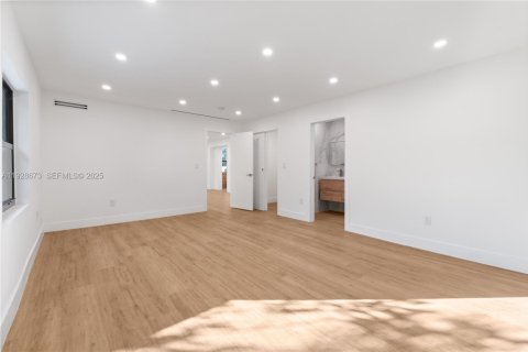 House in Biscayne Park, Florida 4 bedrooms, 228.54 sq.m. № 1987182 - photo 18