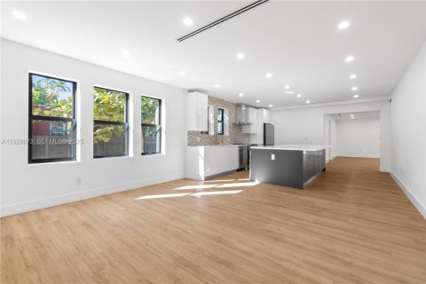 House in Biscayne Park, Florida 4 bedrooms, 228.54 sq.m. № 1987182 - photo 9