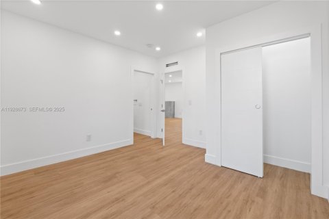 House in Biscayne Park, Florida 4 bedrooms, 228.54 sq.m. № 1987182 - photo 27