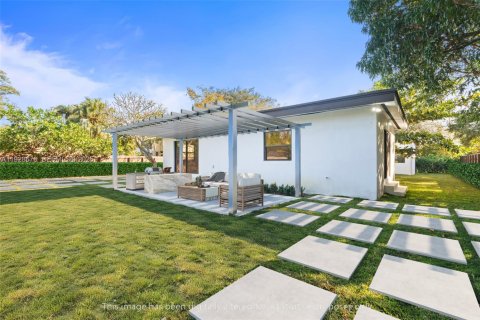 House in Biscayne Park, Florida 4 bedrooms, 228.54 sq.m. № 1987182 - photo 3