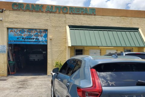 Commercial property in Hialeah Gardens, Florida № 1891665 - photo 1
