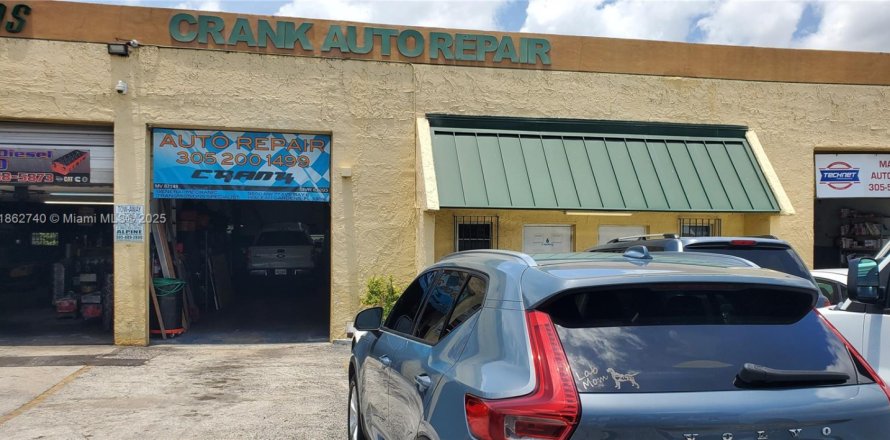 Commercial property in Hialeah Gardens, Florida № 1891665