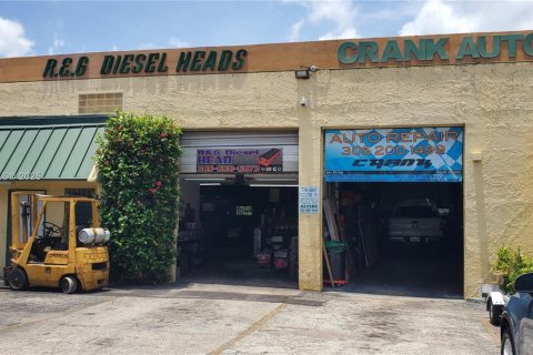 Commercial property in Hialeah Gardens, Florida № 1891665 - photo 2