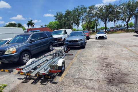 Commercial property in Hialeah Gardens, Florida № 1891665 - photo 4