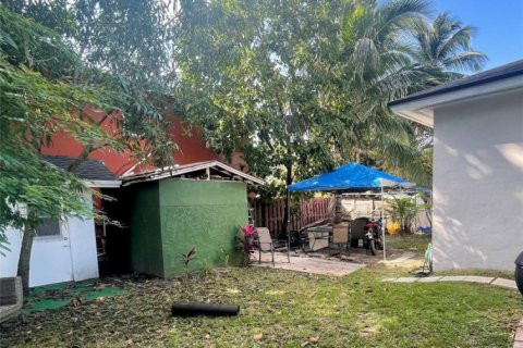 Commercial property in Miami, Florida 209.4 sq.m. № 913561 - photo 1