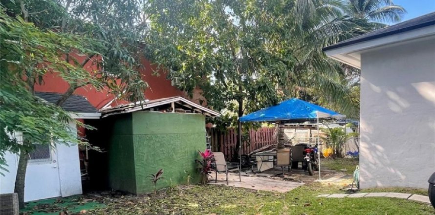 Commercial property in Miami, Florida 209.4 sq.m. № 913561