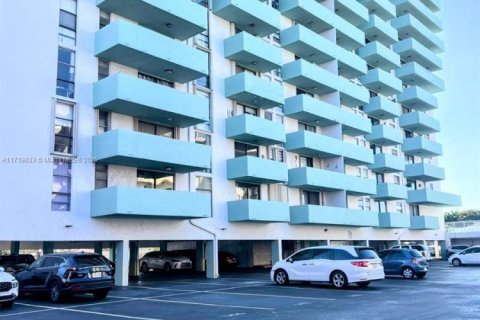 Copropriété à vendre à Hialeah, Floride: 1 chambre, 66.15 m2 № 1471698 - photo 17