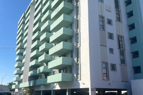 Copropriété à vendre à Hialeah, Floride: 1 chambre, 66.15 m2 № 1471698 - photo 1