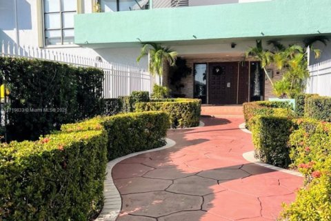 Copropriété à vendre à Hialeah, Floride: 1 chambre, 66.15 m2 № 1471698 - photo 18