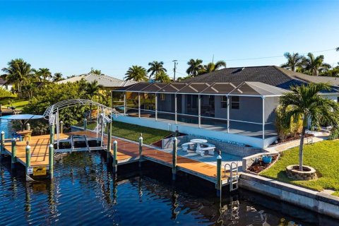 House in Cape Coral, Florida 4 bedrooms, 202.53 sq.m. № 2097650