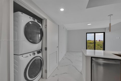 Apartment in North Miami, Florida 2 bedrooms, 83.7 sq.m. № 1954482 - photo 8