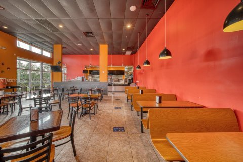 Commercial property in Hialeah Gardens, Florida № 1862831 - photo 4