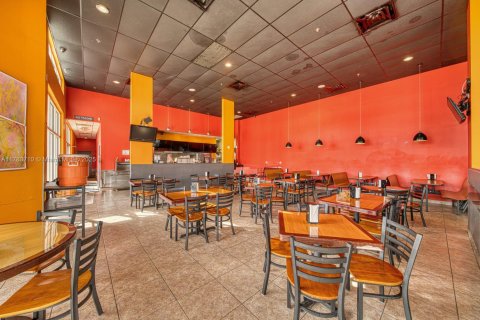 Commercial property in Hialeah Gardens, Florida № 1862831 - photo 11