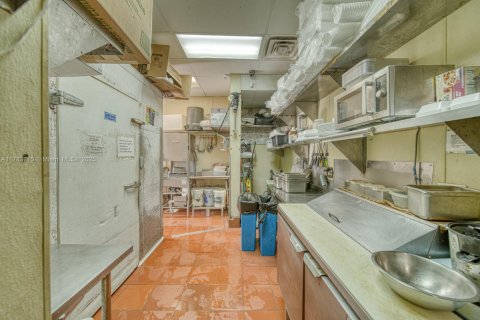 Commercial property in Hialeah Gardens, Florida № 1862831 - photo 14