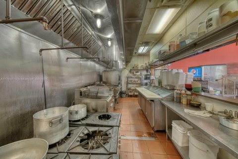 Commercial property in Hialeah Gardens, Florida № 1862831 - photo 12