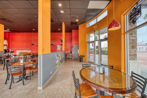 Commercial property in Hialeah Gardens, Florida № 1862831 - photo 2