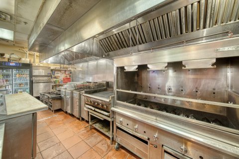 Commercial property in Hialeah Gardens, Florida № 1862831 - photo 13
