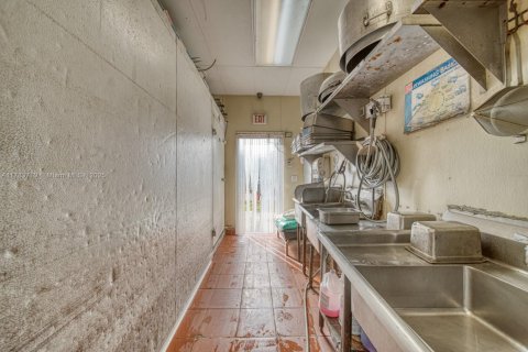 Commercial property in Hialeah Gardens, Florida № 1862831 - photo 18