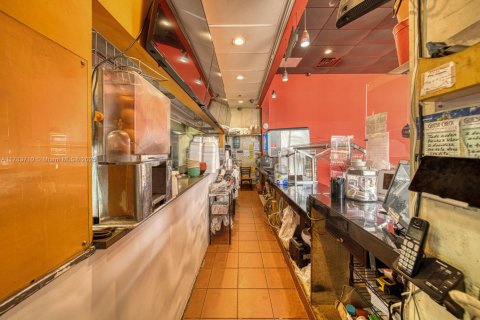 Commercial property in Hialeah Gardens, Florida № 1862831 - photo 10