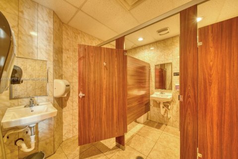 Commercial property in Hialeah Gardens, Florida № 1862831 - photo 19