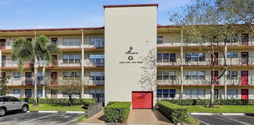 Condominio en Pembroke Pines, Florida, 1 dormitorio  № 2057874